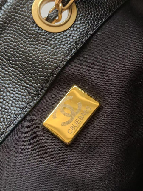 25 Kleine Handtasche aus genarbtem Kalbsleder und goldfarbener Metalltasche