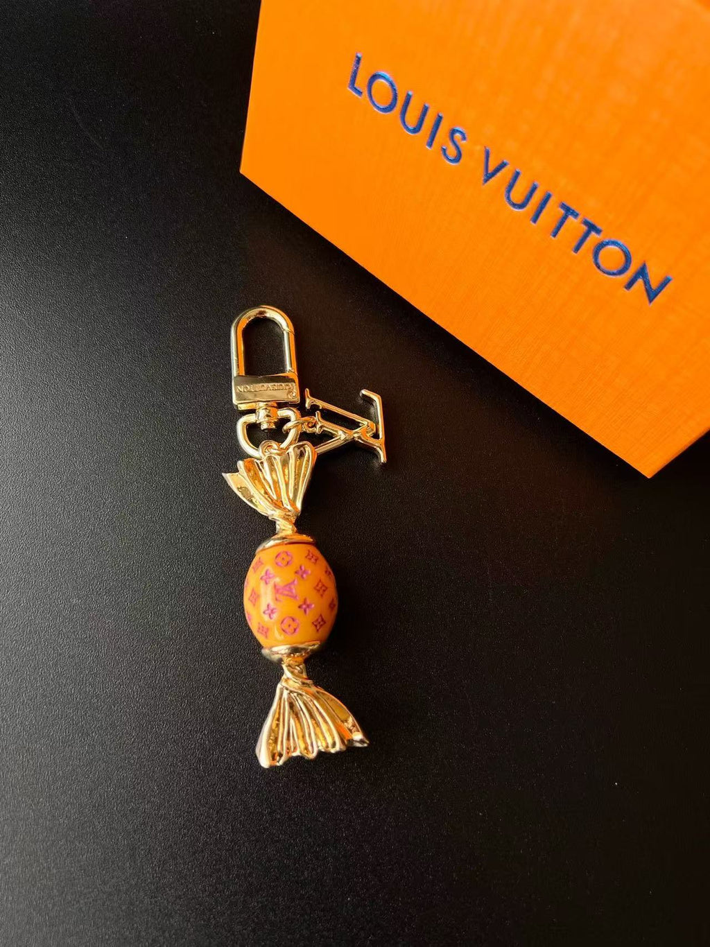 Candy Charm kulcstartó – aranyos luxus-ihlette táskafüggő kiegészítő