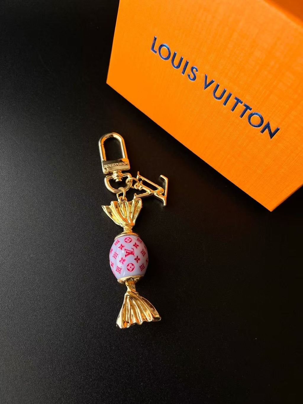 Candy Charm kulcstartó – aranyos luxus-ihlette táskafüggő kiegészítő