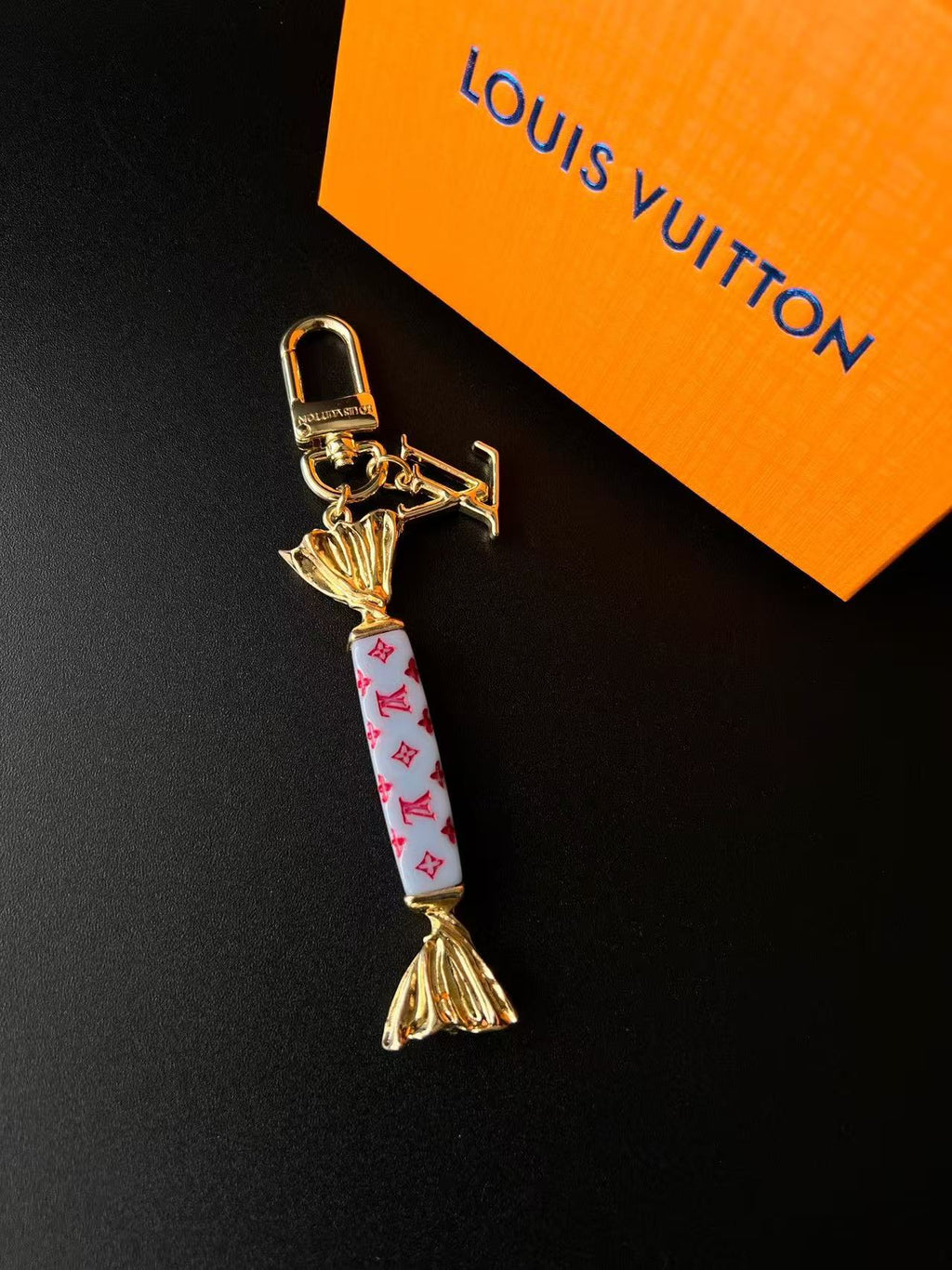 Candy Charm kulcstartó – aranyos luxus-ihlette táskafüggő kiegészítő