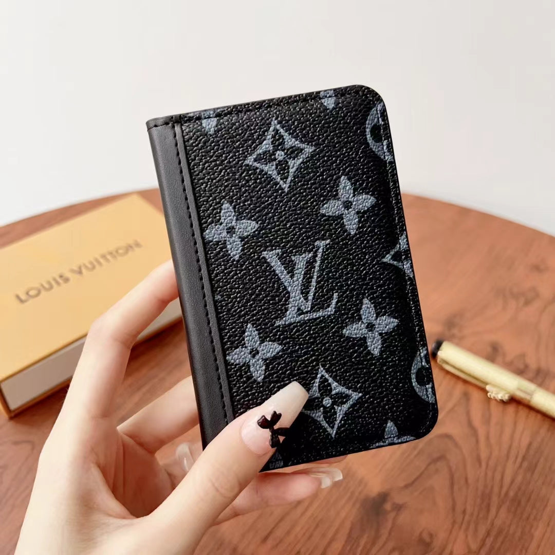 Κομψά πορτοφόλια με καρό Lou & Monogram