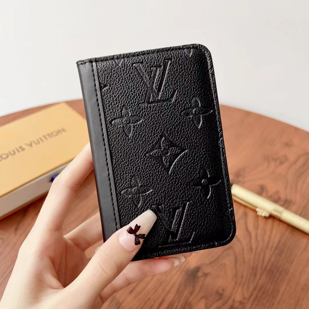 Κομψά πορτοφόλια με καρό Lou & Monogram