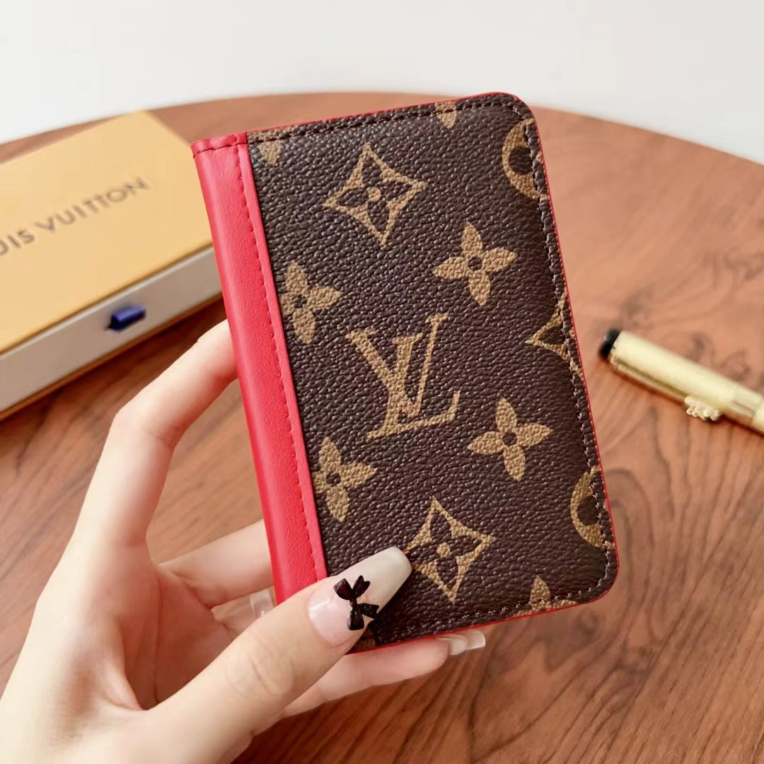 Κομψά πορτοφόλια με καρό Lou & Monogram