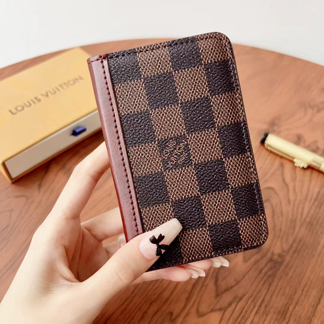 Κομψά πορτοφόλια με καρό Lou & Monogram