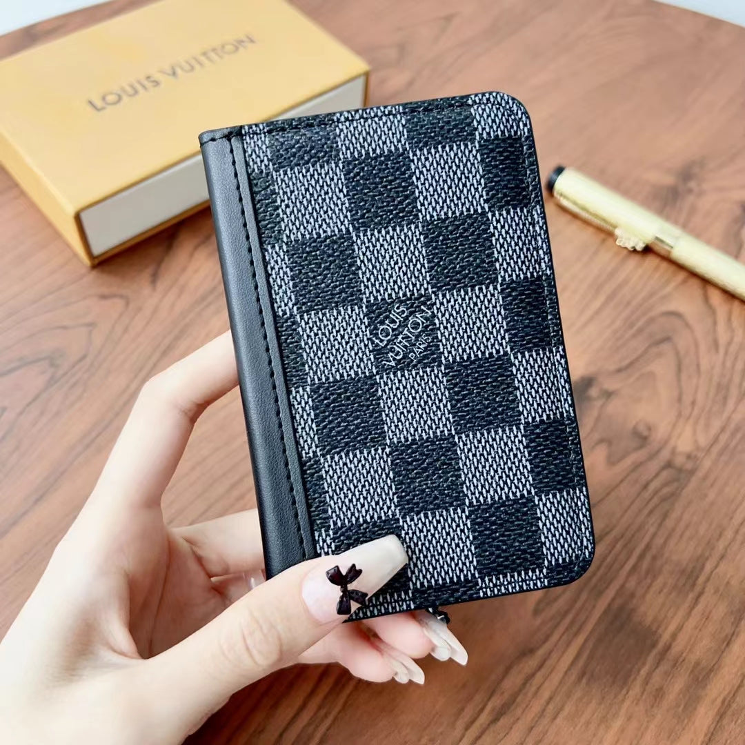 Κομψά πορτοφόλια με καρό Lou & Monogram