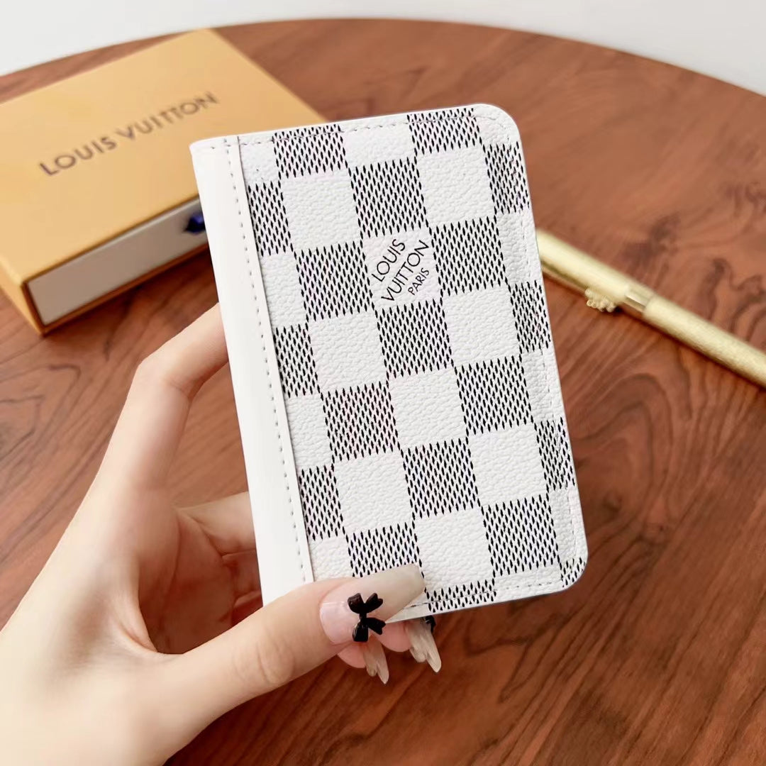 Κομψά πορτοφόλια με καρό Lou & Monogram