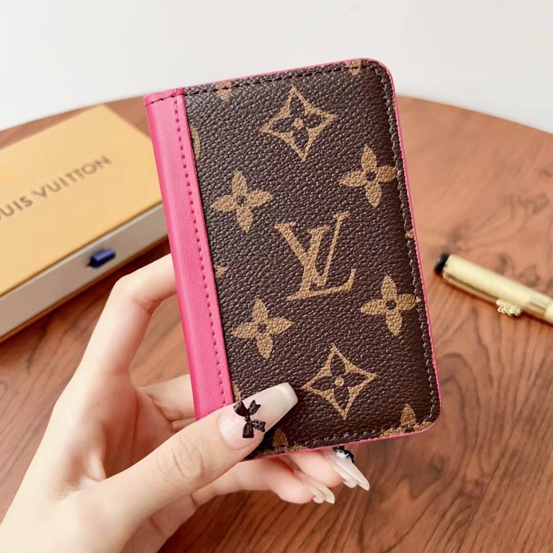 Κομψά πορτοφόλια με καρό Lou & Monogram
