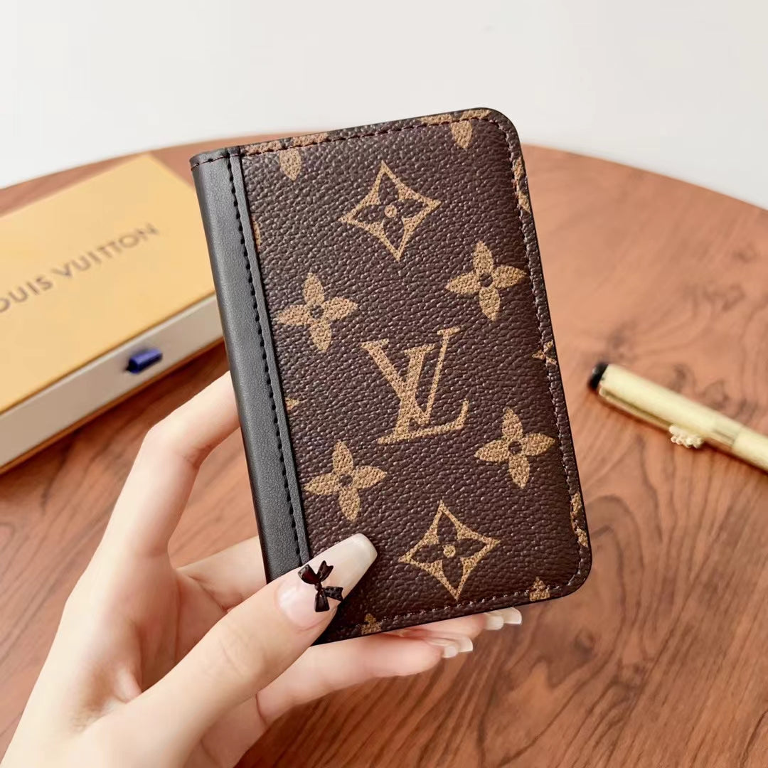 Κομψά πορτοφόλια με καρό Lou & Monogram