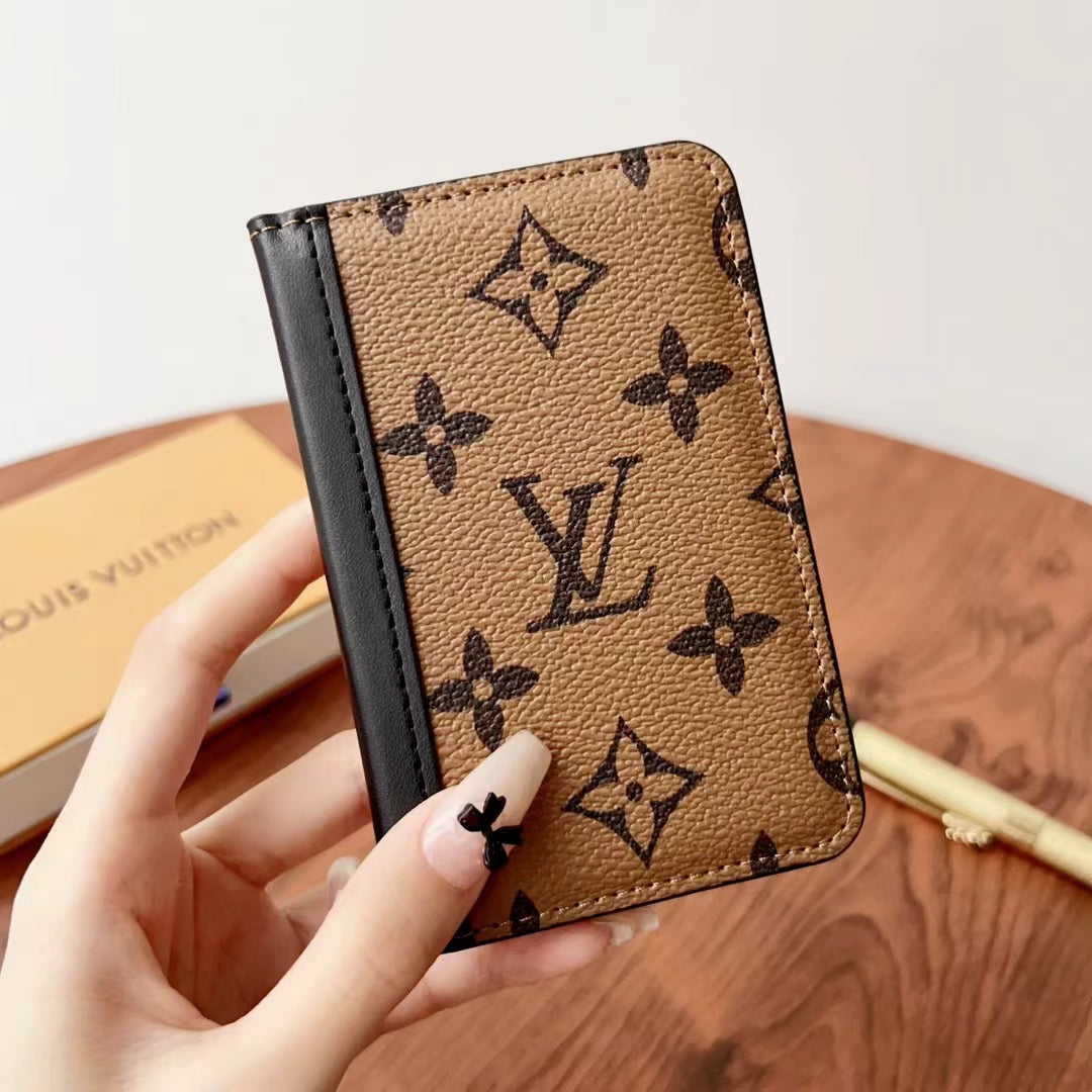 Κομψά πορτοφόλια με καρό Lou & Monogram