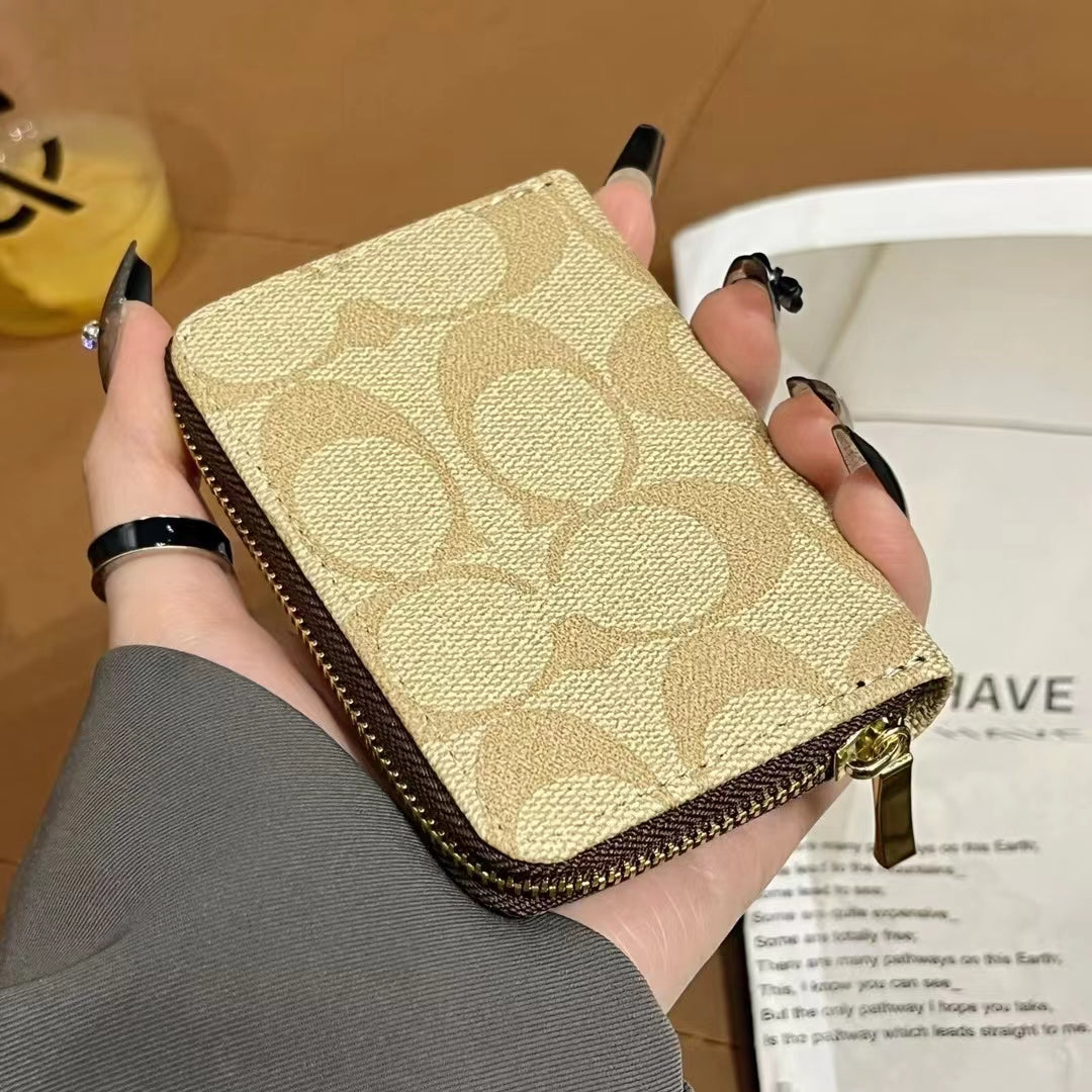 Luxuriöse MK & CO-inspirierte Reißverschluss-Geldbörsen-Kollektion