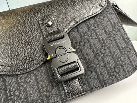 Bolsa Crossbody Clássica de Couro – Design Minimalista, Função Máxima