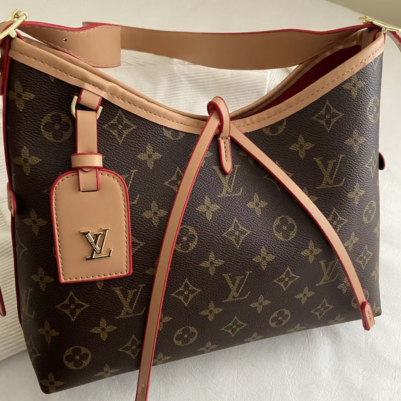 Monogram keresztpántos válltáska