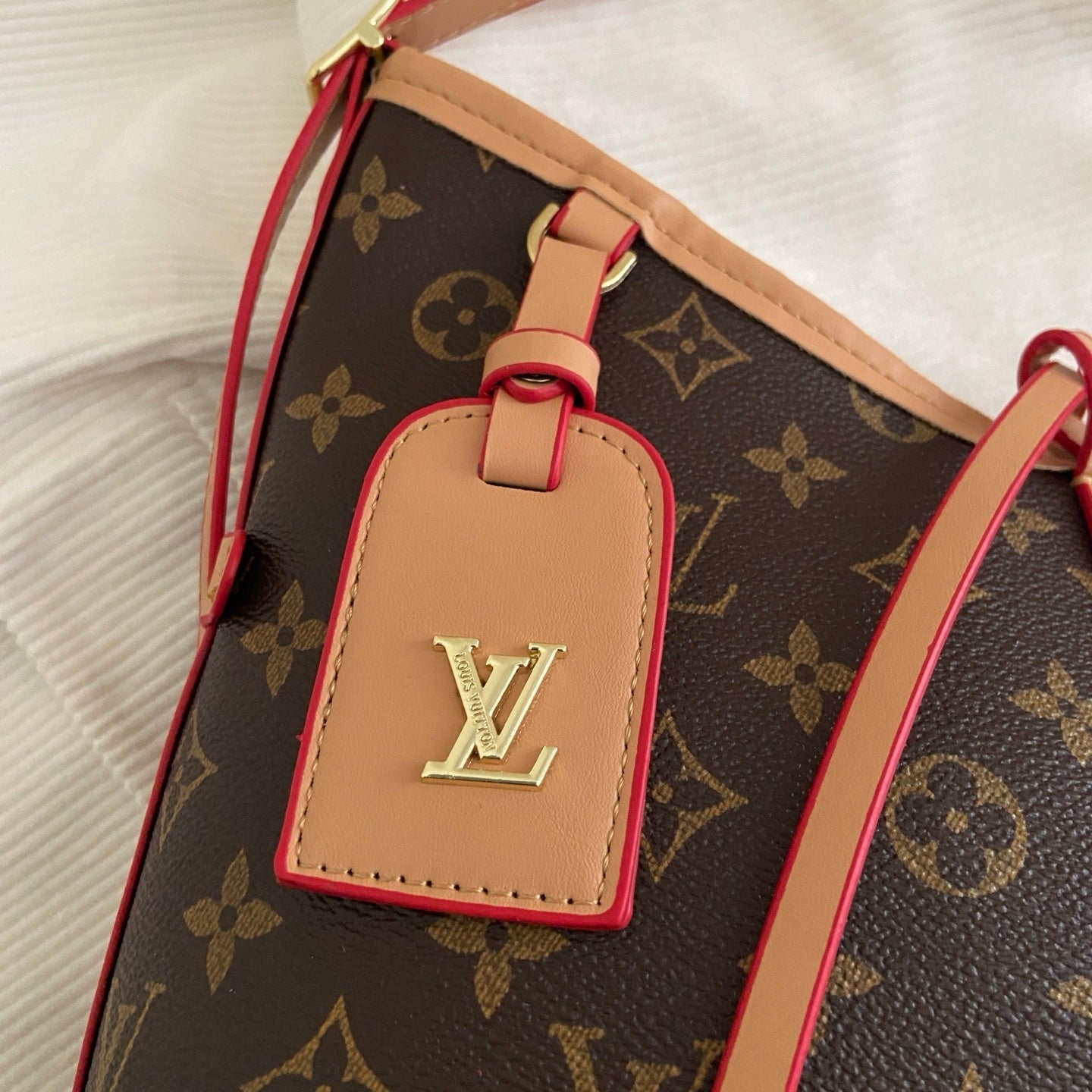 Monogram keresztpántos válltáska