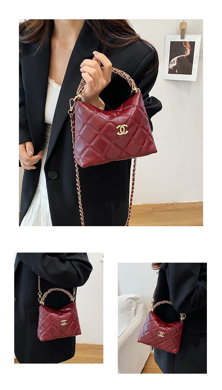 Cloud-Tasche mit gesteppter Kette – strukturierte Umhängetasche mit verstellbarem Riemen