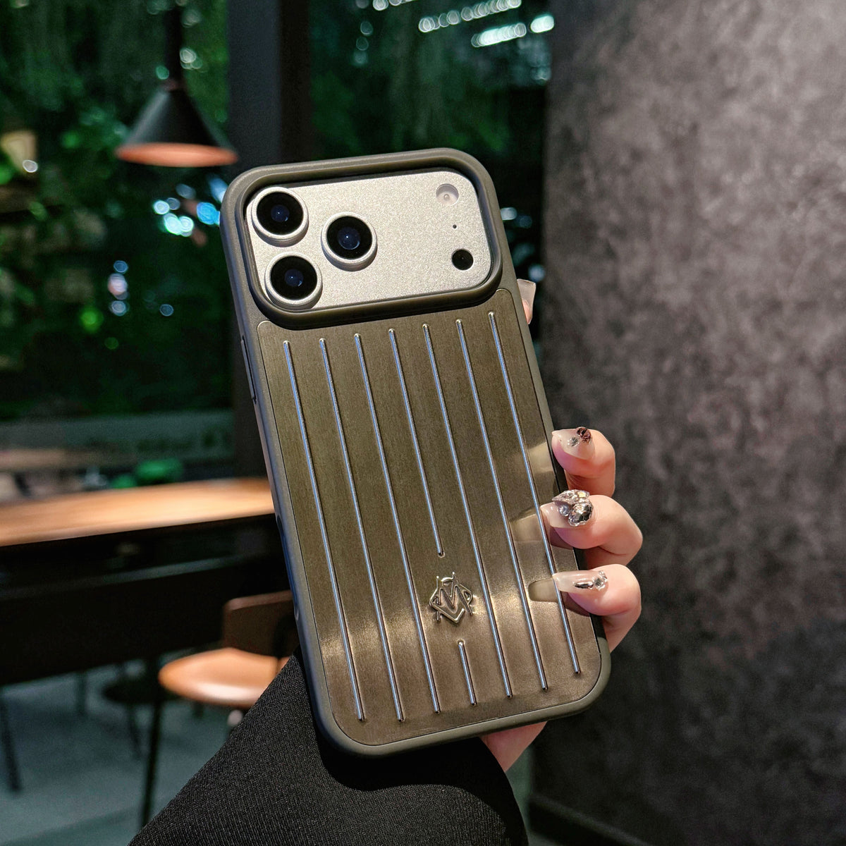 Ribbet Metallic Armour iPhone-etui – Stilfuld beskyttelse inspireret af rejser