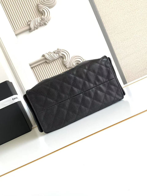 25 Kleine Handtasche aus genarbtem Kalbsleder und goldfarbener Metalltasche