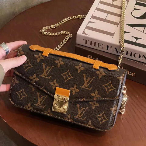 Borsa in tela monogramma con catena a tracolla tenuta a mano per telefono cellulare