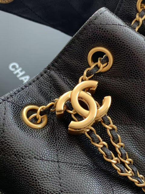 25 Kleine Handtasche aus genarbtem Kalbsleder und goldfarbener Metalltasche