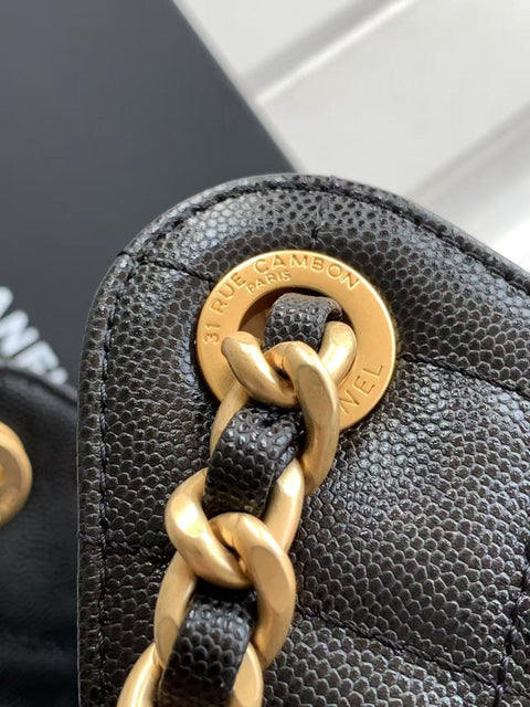 25 Kleine Handtasche aus genarbtem Kalbsleder und goldfarbener Metalltasche
