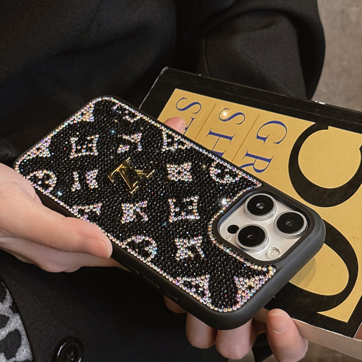 Custodia per iPhone di lusso glitterata olografica ispirata a Y - S - L - Edizione Diamond Shine