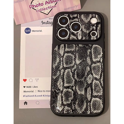 Custodia per iPhone di lusso con texture in pelle di serpente