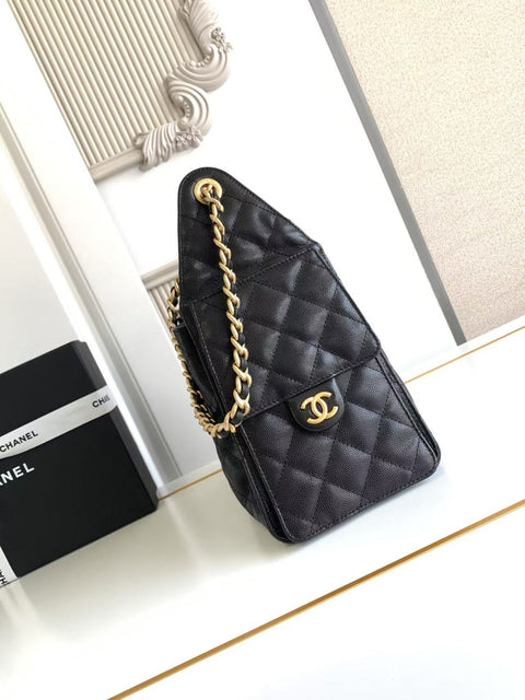 25 Kleine Handtasche aus genarbtem Kalbsleder und goldfarbener Metalltasche