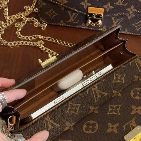 Borsa in tela monogramma con catena a tracolla tenuta a mano per telefono cellulare