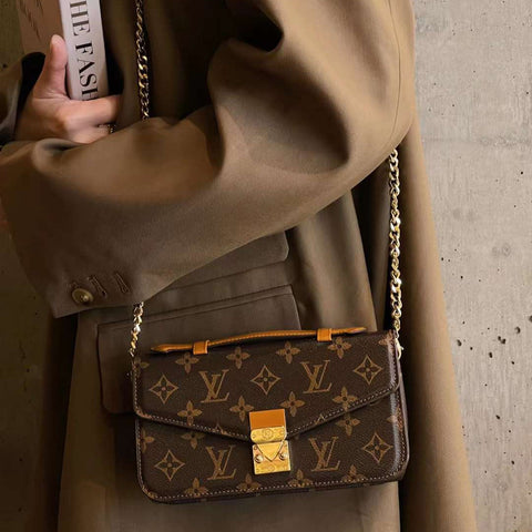 Borsa in tela monogramma con catena a tracolla tenuta a mano per telefono cellulare