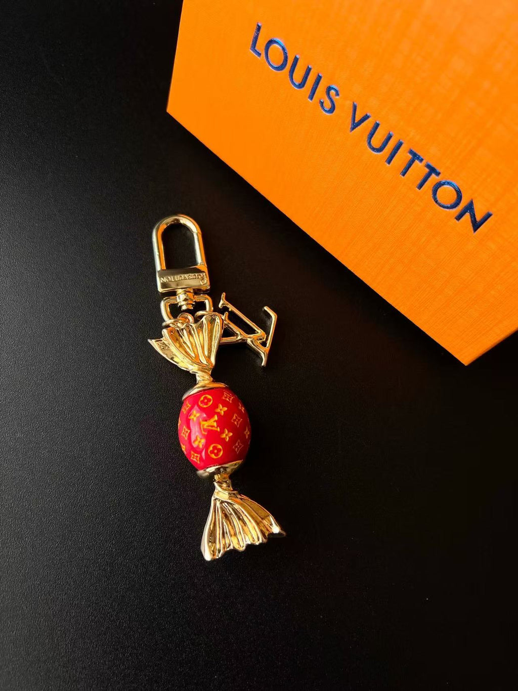 Candy Charm kulcstartó – aranyos luxus-ihlette táskafüggő kiegészítő