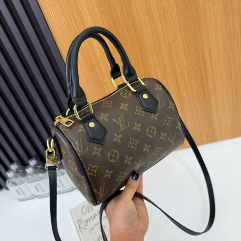 Klassische Mini-Fasstasche mit Monogramm