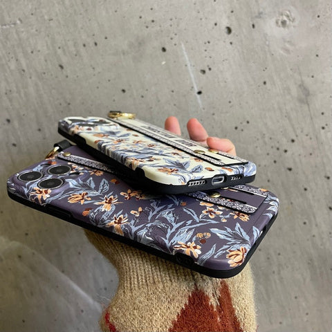 Modische iPhone-Hülle mit Armband in Lila und Weiß