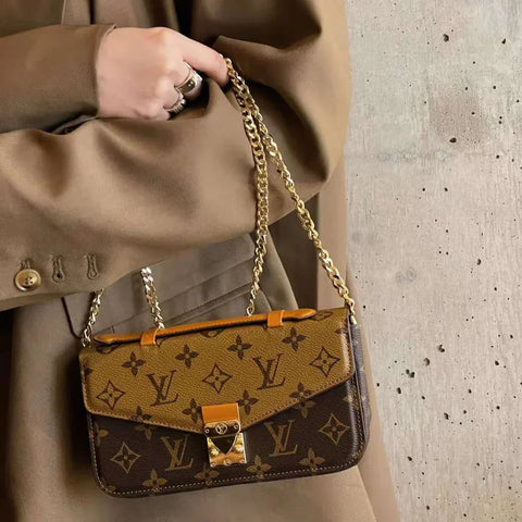Borsa in tela monogramma con catena a tracolla tenuta a mano per telefono cellulare