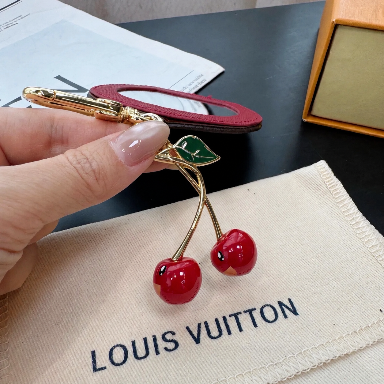 Cherry Mirror Keychain Charm – Stylish Bag Accessory with Cute Fruit Detail