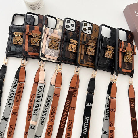 Luxuriöse iPhone-Hülle mit brauner Umhängetasche und Kette
