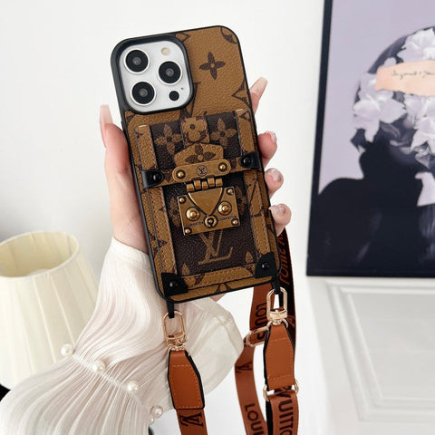 Luxuriöse iPhone-Hülle mit brauner Umhängetasche und Kette