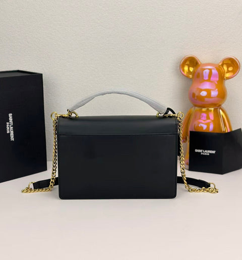 Elegante bolsa de ombro em couro estruturado com corrente dourada