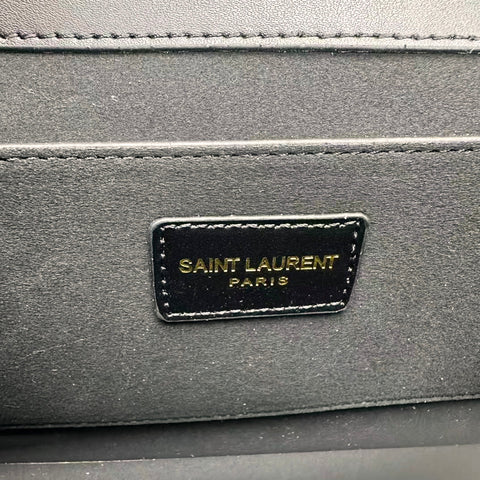Elegante bolsa de ombro em couro estruturado com corrente dourada