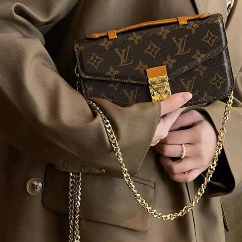 Borsa in tela monogramma con catena a tracolla tenuta a mano per telefono cellulare