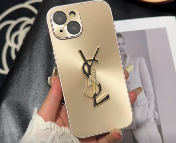 Elegante iPhone-Hülle „Letter Shine x Mono“.