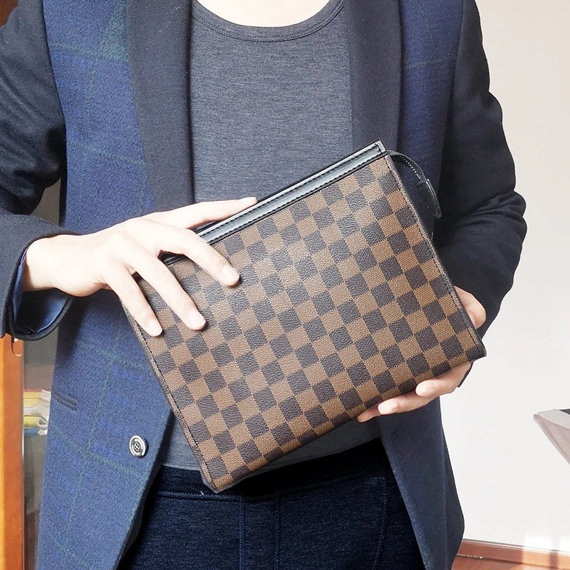 Pochette à monogramme urbain