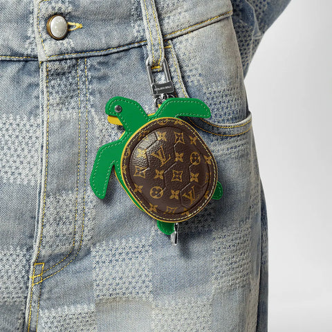 Lindo llavero con monograma en forma de tortuga