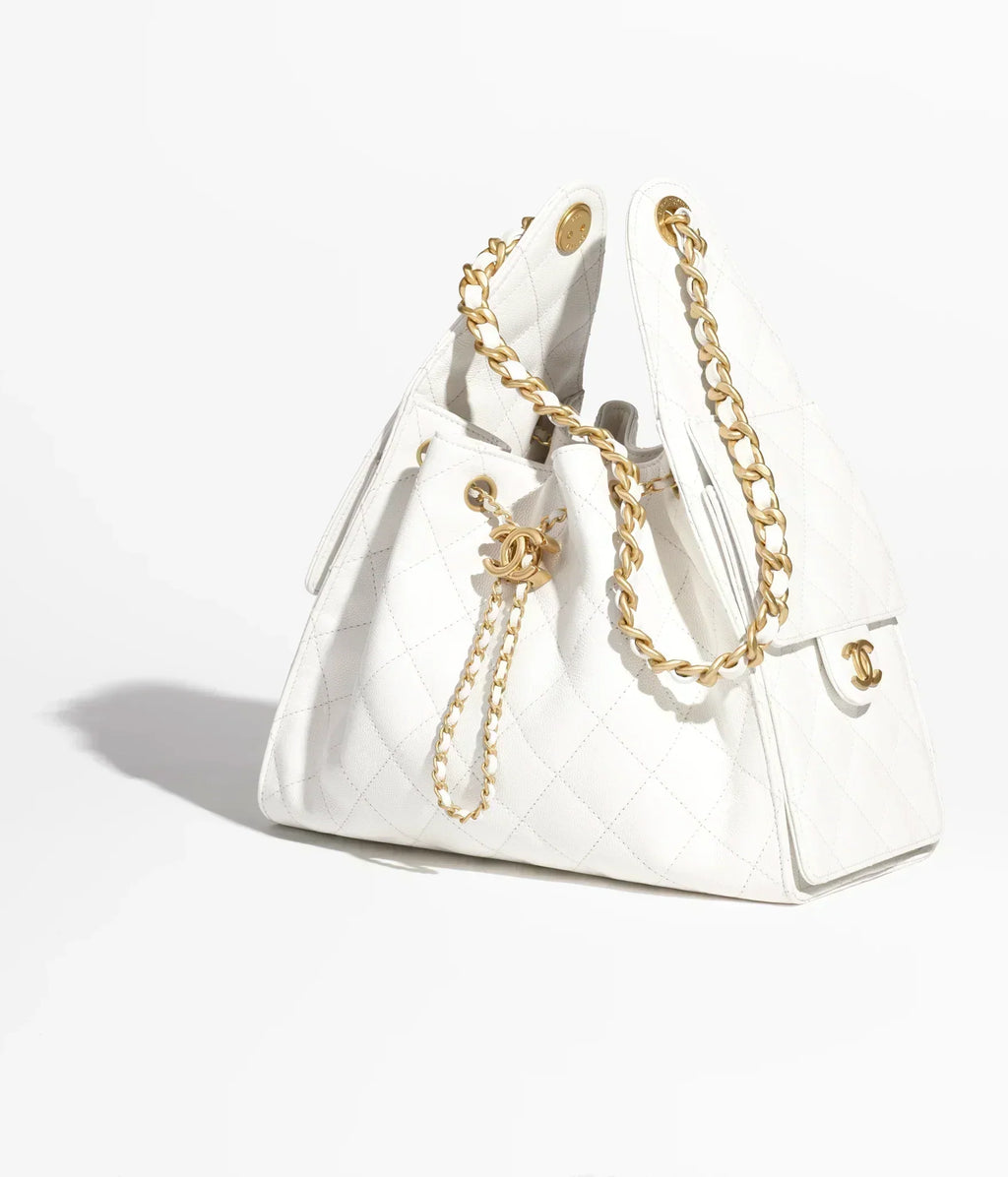 25 Kleine Handtasche aus genarbtem Kalbsleder und goldfarbener Metalltasche